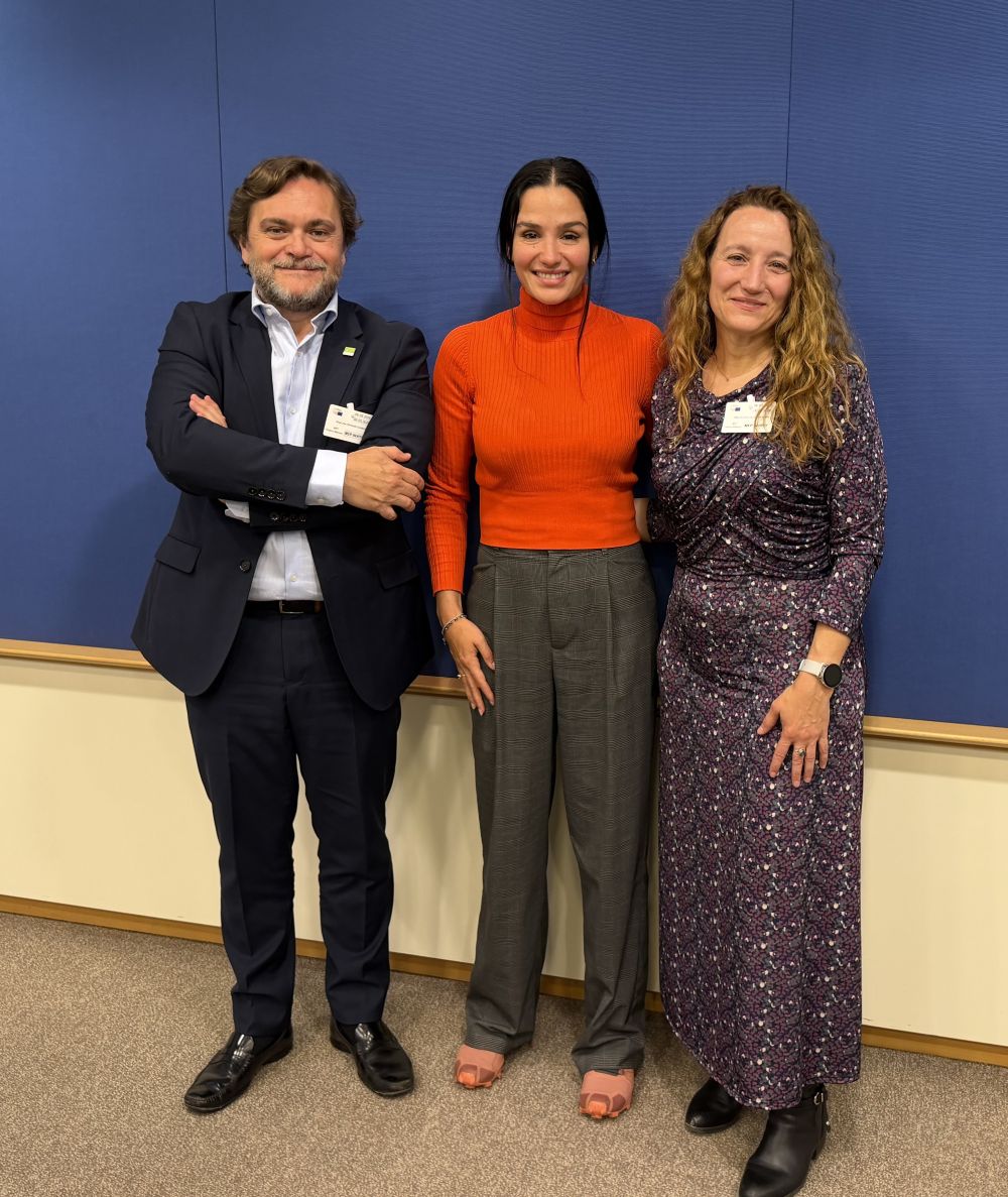 Diego Granado, Mireia Borrás y Evelyne Alcázar en el Parlamento Europeo