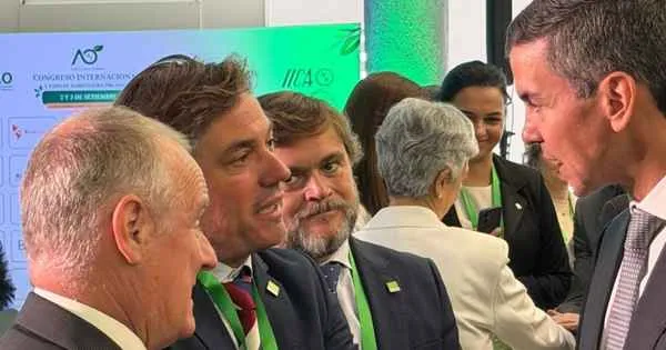 Álvaro Barrera junto al presidente Santiago Peña