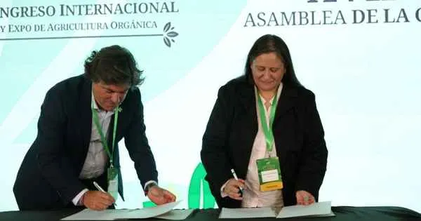 Firma del convenio entre Ecovalia y MAPO