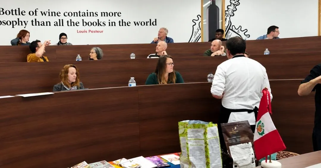 Asistentes al evento de promoción del cacao orgánico en HotelSchool de Gante